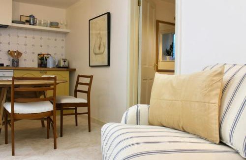 Weston-super-Mare Apartment | Cosy Cottage in Rural Lympsham
