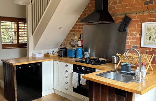 Odiham Cottage | Cosy cottage in rural village just outside London