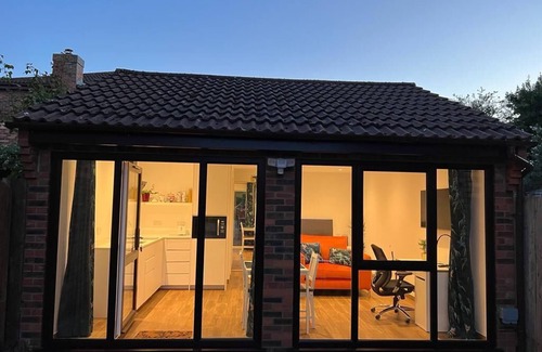 Milton Keynes Apartment | Cosy detached Annexe with off street parking