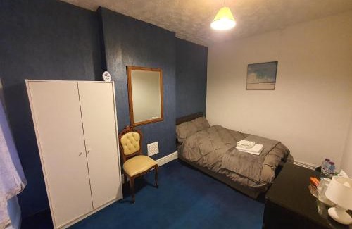 Walkden House | Cosy Double Room in Monton Village - Eccles Manchester