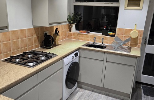 Findern House | Cosy Family-friendly Village Bungalow with Beautiful half acre Garden