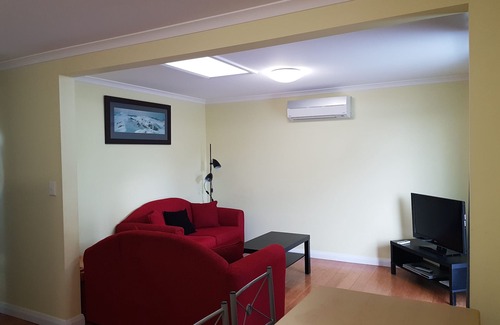 Jindabyne Apartment | Cosy, fully self-contained lakefront 2 bedroom apartment
