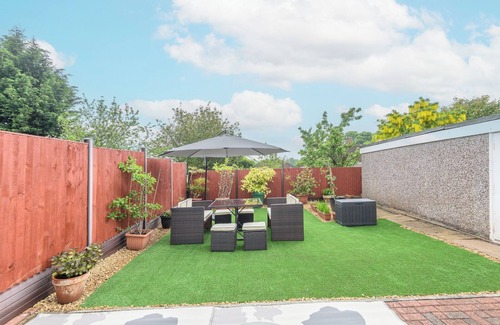 Chapeltown House | Cosy Getaway with Relaxing Garden & Free Parking