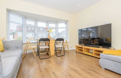 Chapeltown House | Cosy Getaway with Relaxing Garden & Free Parking