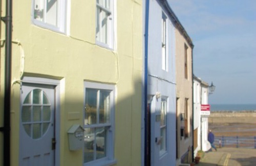 Staithes Cabin | COSY HARBOURSIDE COTTAGE IN THE OLD FISHING VILLAGE OF STAITHES, close to beach.