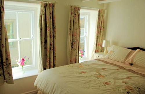 Staithes Cabin | COSY HARBOURSIDE COTTAGE IN THE OLD FISHING VILLAGE OF STAITHES, close to beach.