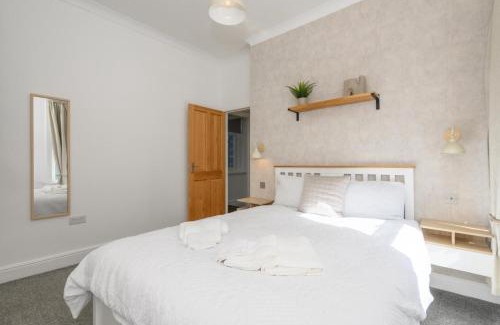 Robert Town Apartment | Cosy home with garden and parking, Yorkshire Fox Retreat Mirfield