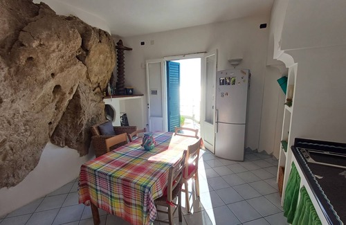 Furore Villa | Cosy House On the Sea. 2 Pax, Into a Natural Cliff