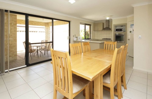 East Cannington House | Cosy Lodge Cannington - Comfort at value price