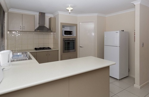 East Cannington House | Cosy Lodge Cannington - Comfort at value price