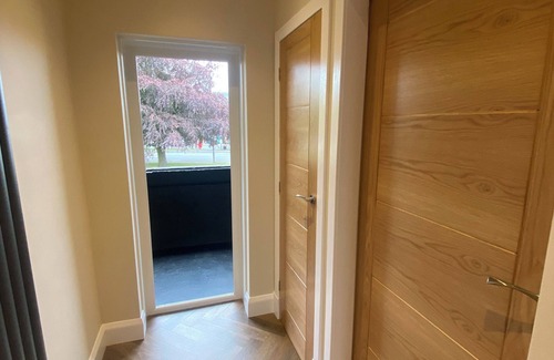 Grangemouth Apartment | Cosy, Luxury Stay | Balcony, Garden & Driveway. Scotland's Central Belt.
