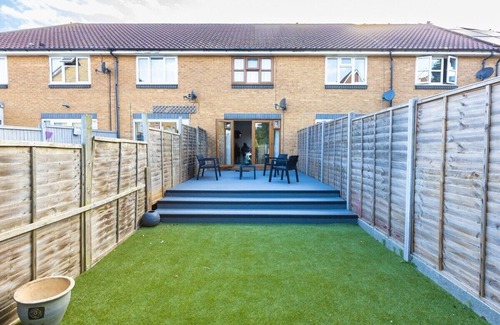 North End House | Cosy, Modern Family Friendly House in Erith! 5 Mins From Slade Green Train Ston