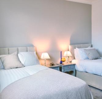 Leeds House | Cosy Nook - 3 Bedroom Retreat with Private Garden, Parking and Media Wall