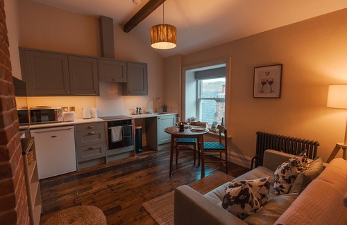 High Peak Apartment | Cosy romantic suite in a 16thC listed building