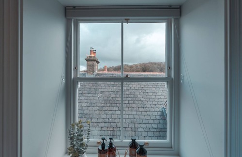 High Peak Apartment | Cosy romantic suite in a 16thC listed building