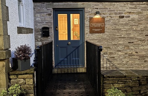 High Peak Apartment | Cosy romantic suite in a 16thC listed building