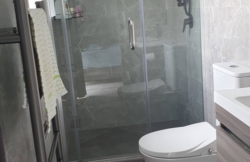 Mount Roskill House | Cosy room with ensuite bathroom on ground floor.