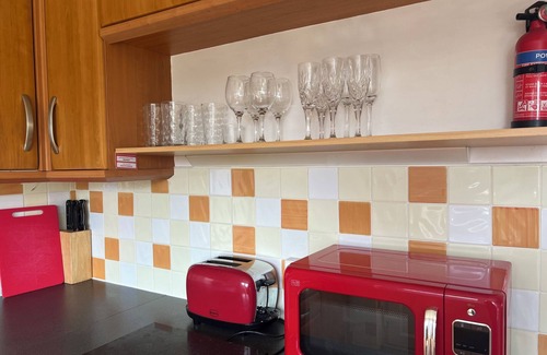 Tea Green House | Cosy secure 3 bed house by luton airport with parking