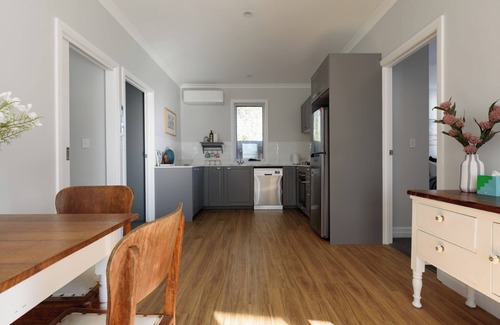 Beauty Point House | Cosy Self-Contained Unit with QBed, Parking & Wifi