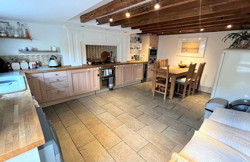 Wakefield House | Cosy & Spacious 2 Bedroom, 2 Bathroom Entire House