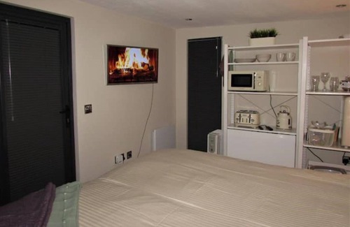Blanefield Cabin | Cosy Studio with Hot Tub in Village Location
