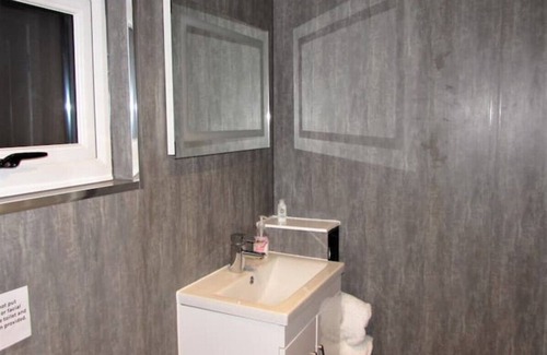 Blanefield Cabin | Cosy Studio with Hot Tub in Village Location