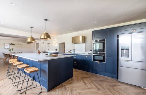Warminster House | Cosy Winter Hideaway - log burner, hot tub & bar!