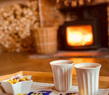 Warminster House | Cosy Winter Hideaway - log burner hot tub & bar!