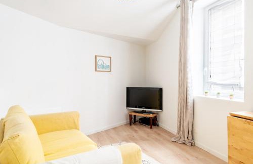 Pont Rousseau Apartment | CosyRez - Wifi, Central, Calme