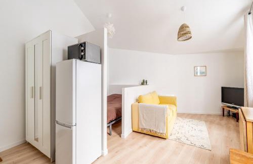 Pont Rousseau Apartment | CosyRez - Wifi, Central, Calme