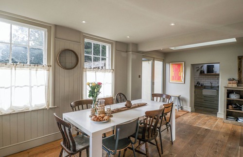 Moreton-in-Marsh Cottage | COTSWOLD HOUSE, pet friendly, with open fire in Moreton-In-Marsh