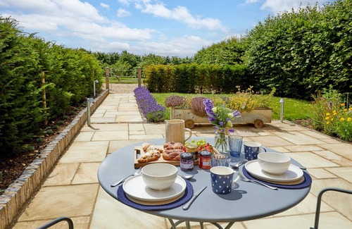 Ampney Crucis House | Cotswolds One Bedroom Barn Conversion near Bibury with private garden & terrace