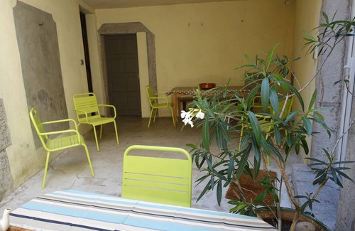 Vogue Cottage | cottage 200 meters from the beach in village of character