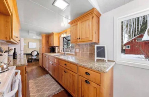 Quincy House | Cottage at the bottom of the mountain