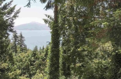 Lions Bay Cottage | Cottage Bayfront Retreat In West Vancouver, BC