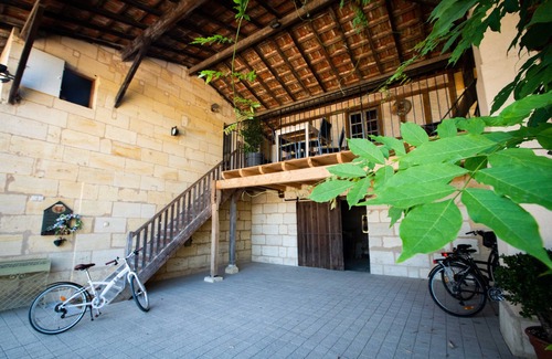 Genissac Cottage | Cottage between Bordeaux and St Emilion with Magnificent Park, surrounded by Vines