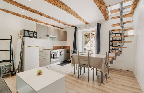 Saint-Carne House | Cottage 'Dépendance Au Charme Local' with Private Terrace, Shared Garden and Wi-Fi