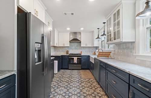 New Warrington House | Cottage for 10! Large yard + Firepit. Pets OK. 15 min. to Beach. New Interior!
