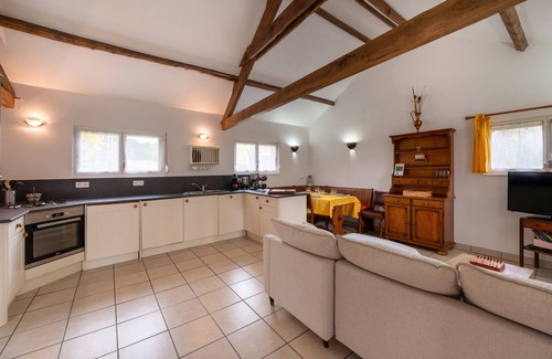 Quistinic House | Cottage 'Gîte L'Hirondelle' with Shared Pool, Private Terrace and Wi-Fi