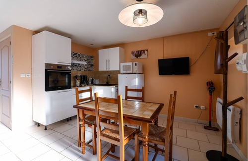 Cast House | Cottage "Gite Triskel" with Private Terrace, Shared Garden & Wi-Fi