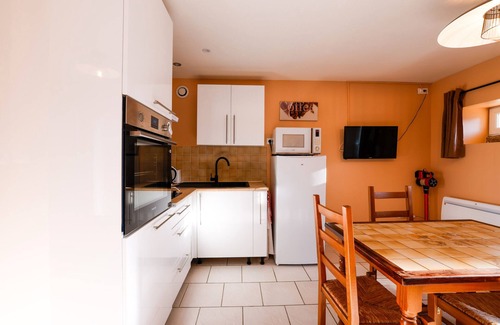 Cast House | Cottage "Gite Triskel" with Private Terrace, Shared Garden & Wi-Fi