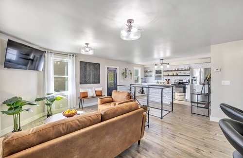 Green Bay House | Cottage Grove near Lambeau!