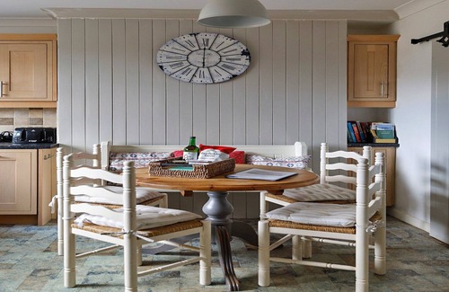Tilney Fen End Cottage | Cottage in Crimplesham with Games Room & Garden
