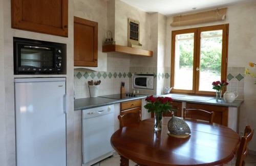 Pernes-les-Fontaines Apartment | Cottage in Mas Provençal-Great comfort-Exceptional view-Patio-Shared pool