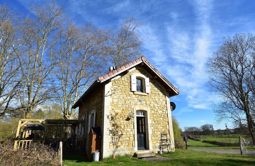 Montaron House | Cottage in France with Garden near Lake
