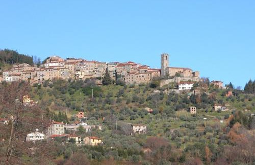 San Quirico House | Cottage in Pescia with Pool & Garden