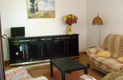 Galapian Cottage | cottage in the middle of nature