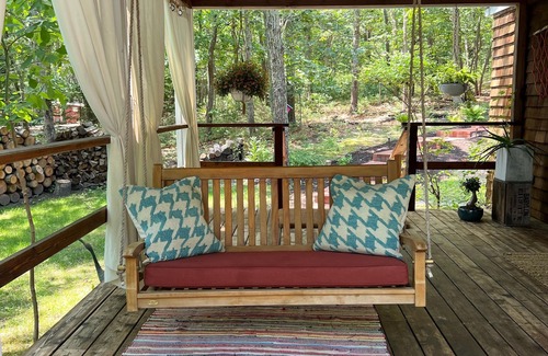Hampton Bays Cottage | Cottage in the woods, steps from bay