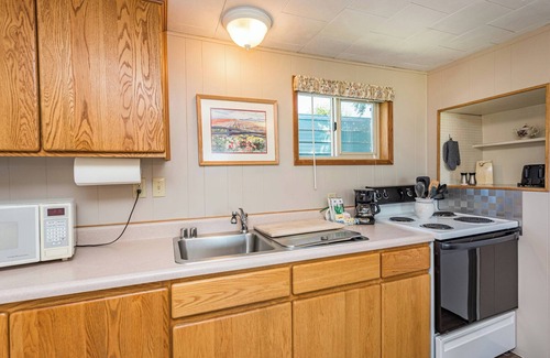 Sequim Cottage | Cottage On the Bay - Queen, Jetted tub, Full Kitchen, water view
