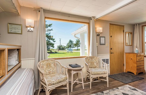 Sequim Cottage | Cottage On the Bay - Queen, Jetted tub, Full Kitchen, water view